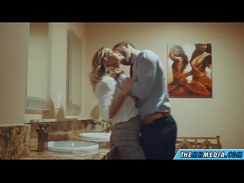 ❤️ ווען אַ באַסטי בלאָנדע סידוס איר אין אַ ציבור אָפּטריט האָמעמאַדע פּאָרן ביי אונדז